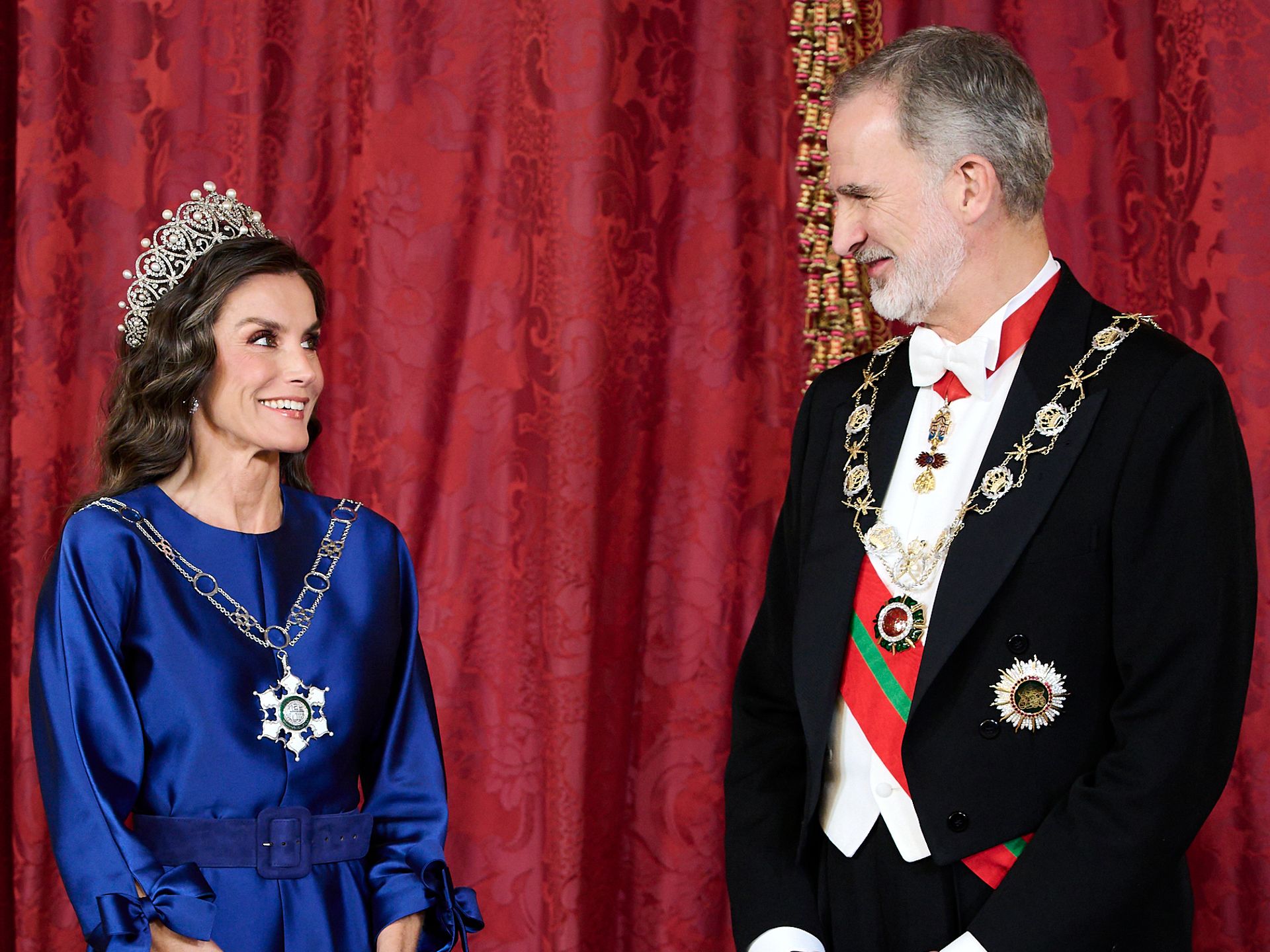 EL REY FELIPE VI ESTALLA CONTRA DOÑA LETIZIA en PLENA GALA DE PREMIOS EN TEATRO DE MADRID