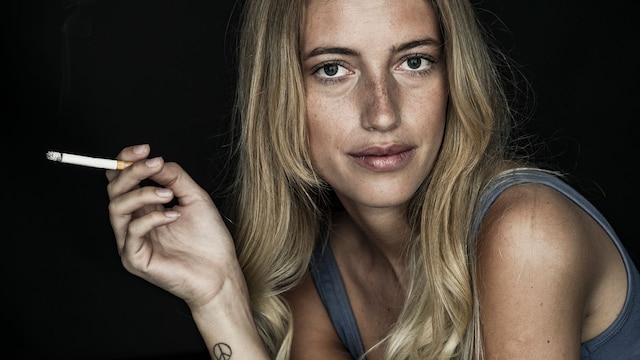 Mujer guapa con un cigarro