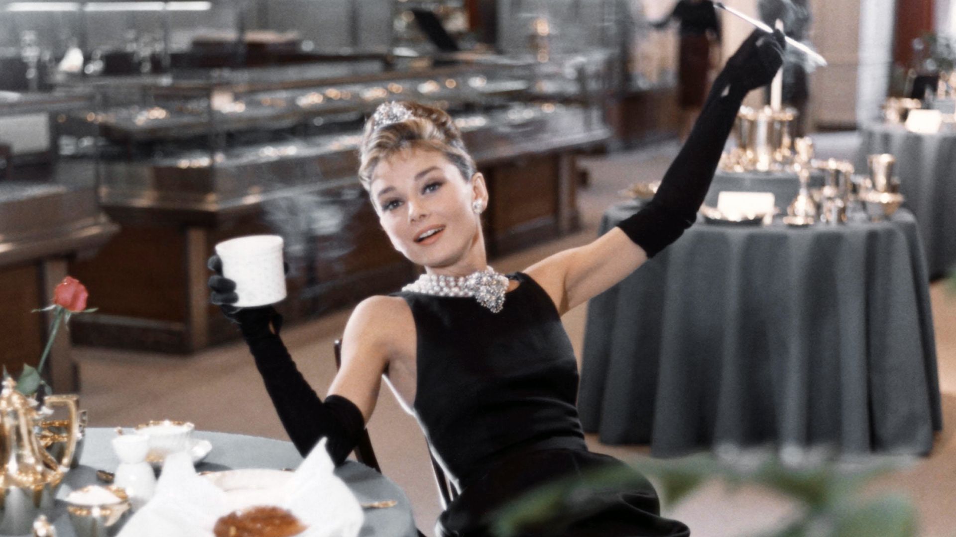 La actriz Audrey Hepburn posa para una fotografía promocional de la película de Paramount Pictures Desayuno con diamantes en 1961 en la ciudad de Nueva York, Nueva York.