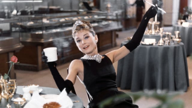 La actriz Audrey Hepburn posa para una fotografía promocional de la película de Paramount Pictures Desayuno con diamantes en 1961 en la ciudad de Nueva York, Nueva York.