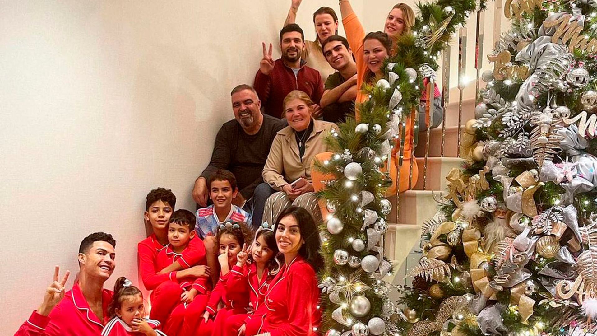 Quién es quién en la felicitación navideña de Georgina y Cristiano que se ha hecho viral