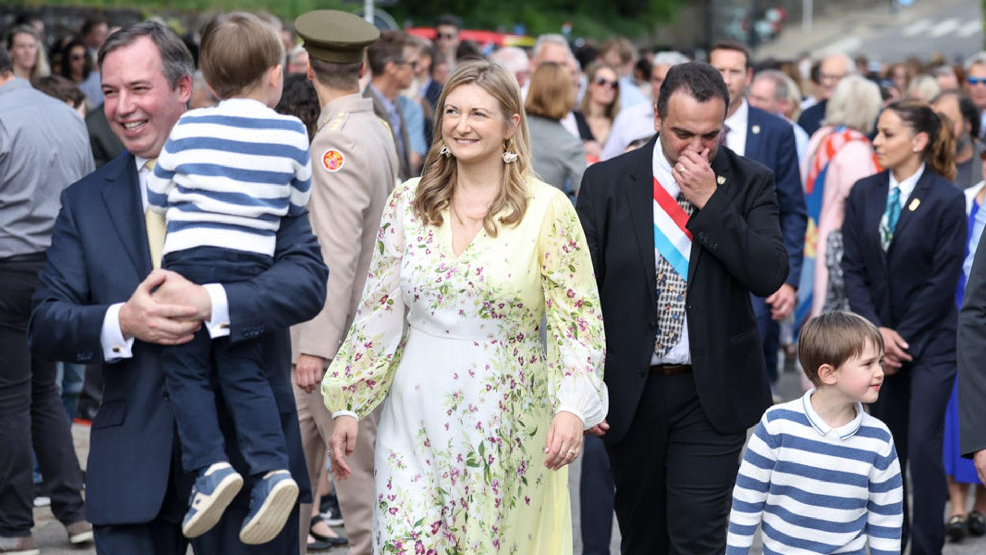 El Gran Duque Guillaume con su hijo François en brazos, la Gran Duquesa Stéphanie y el Príncipe Carlos de Luxemburgo pasan junto al alcalde Lucien Brosius por las calles de Fischbach