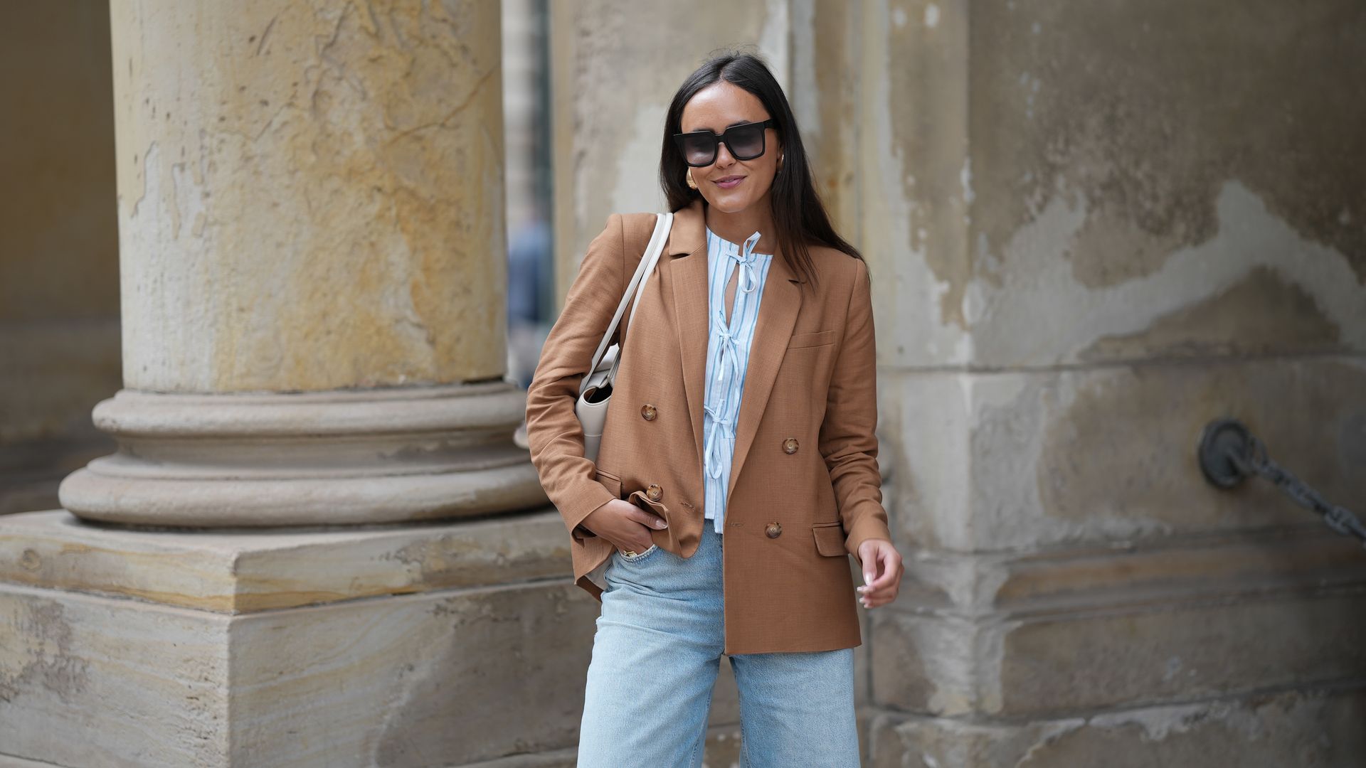 El truco de las estilista cuando llevan vaqueros: combinarlos con una de estas chaquetas especiales