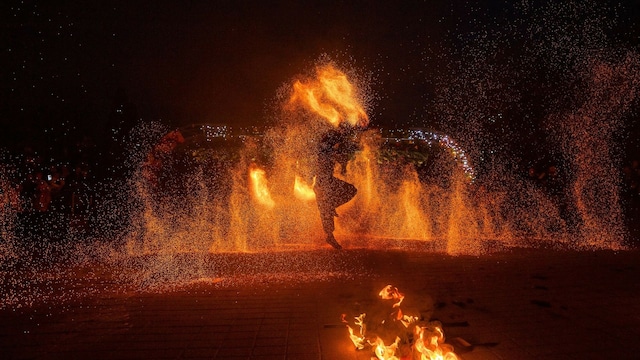 Fiesta pagana en la noche de San Juan alrededor del fuego