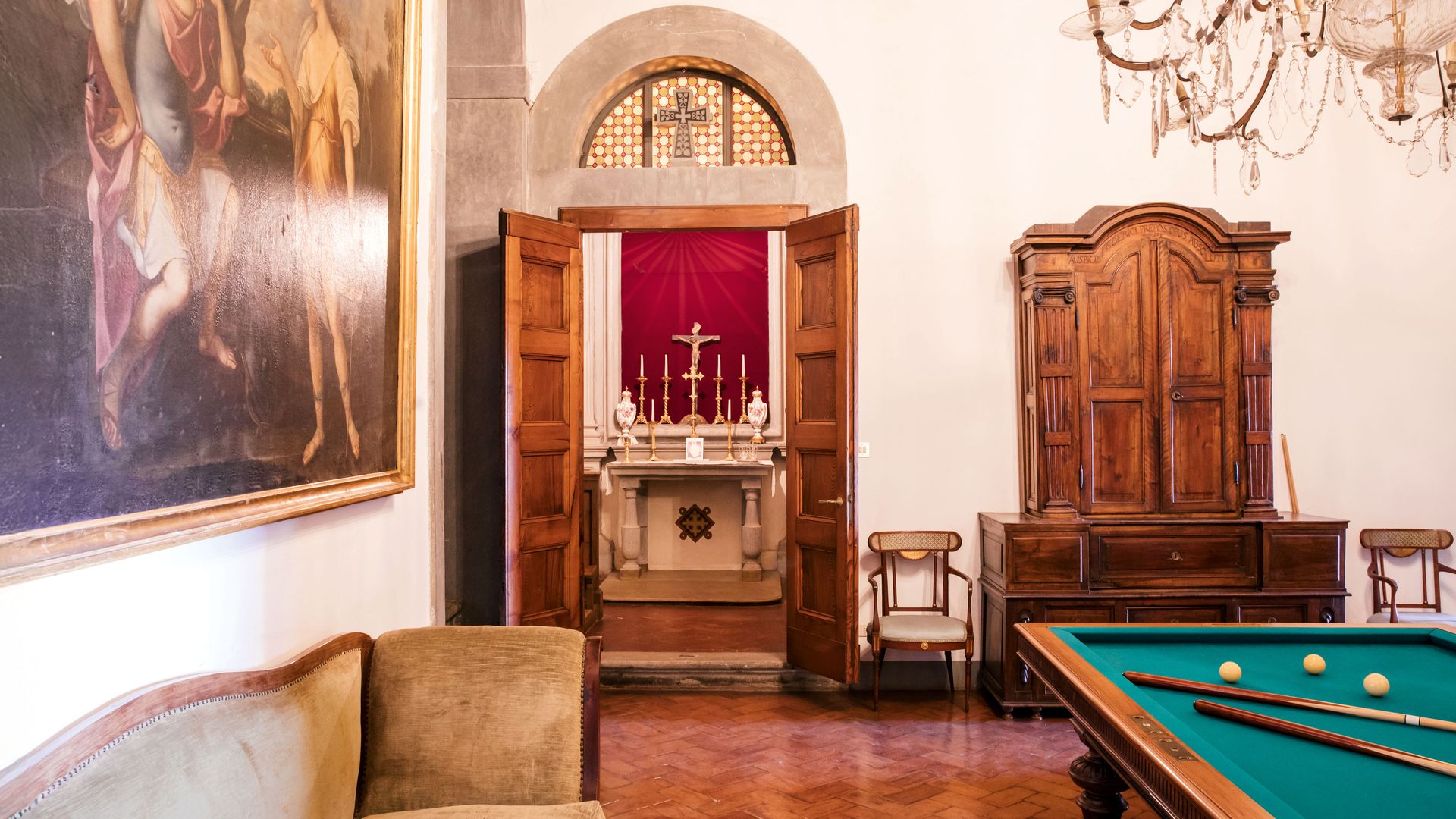 La sala de billar, con la capilla familiar al fondo