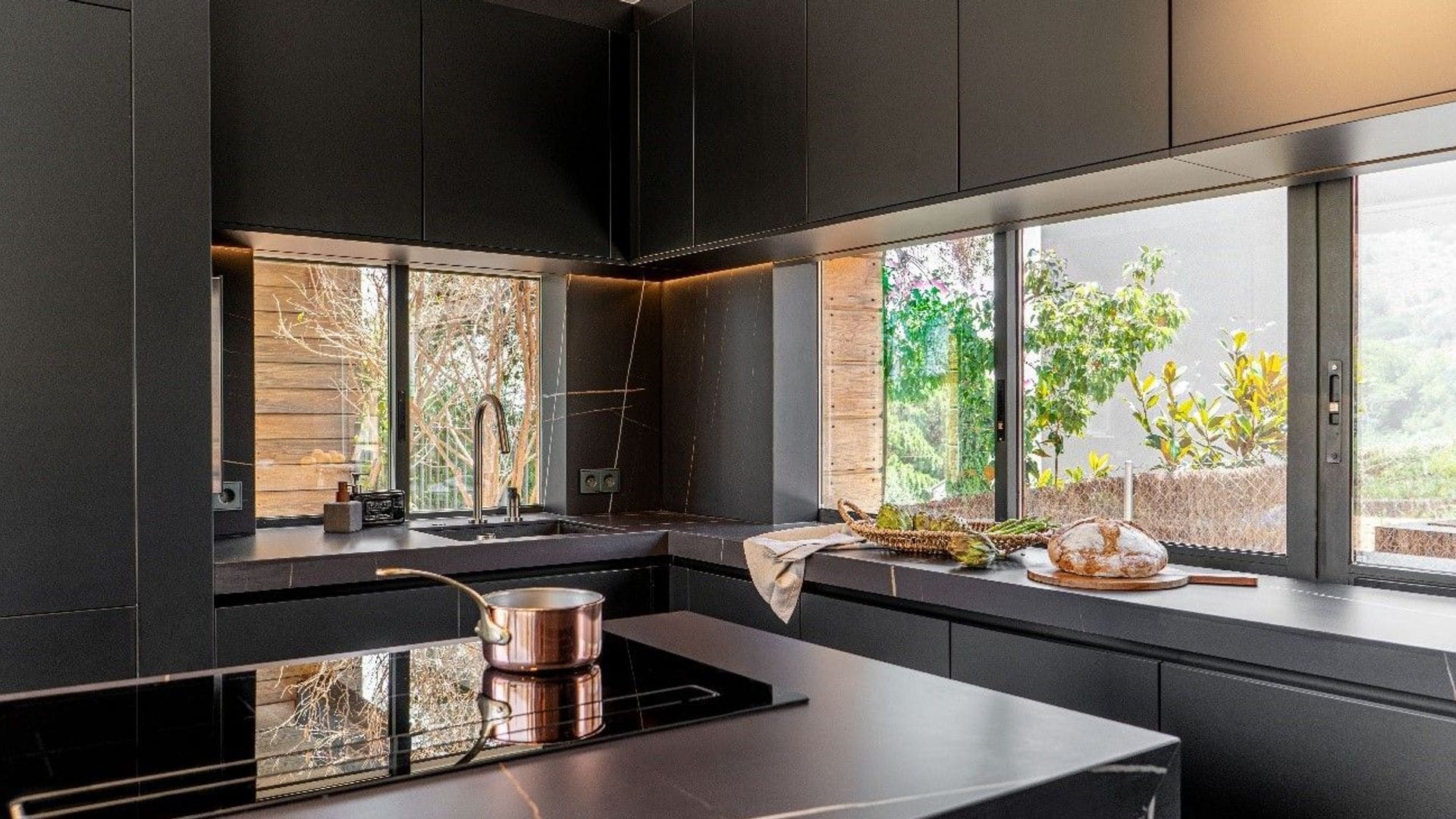 Cocina con ventanal en la zona de salpicadero