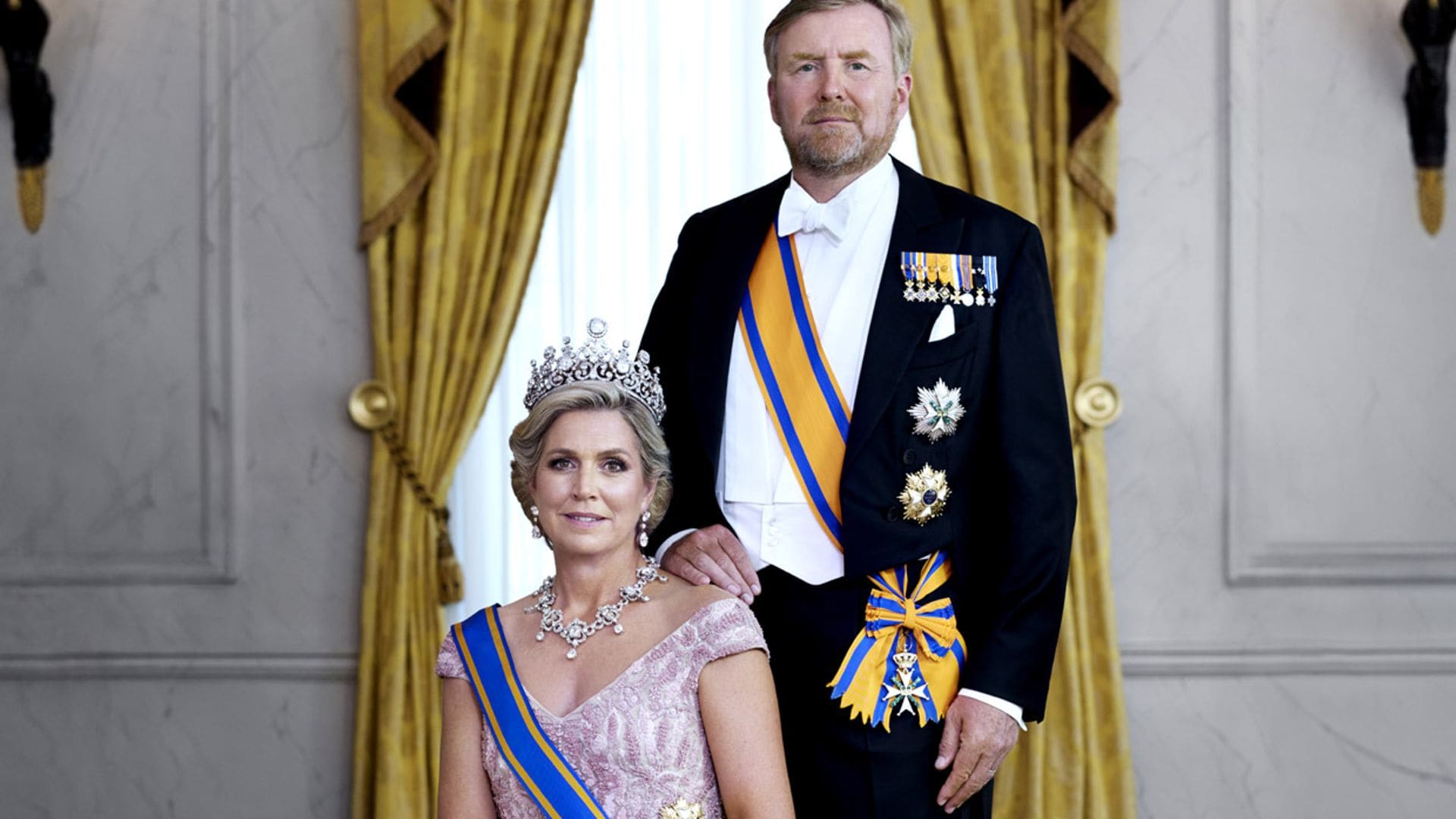 De las históricas joyas de Máxima a una original foto en blanco y negro: así son los nuevos retratos de los reyes de Países Bajos