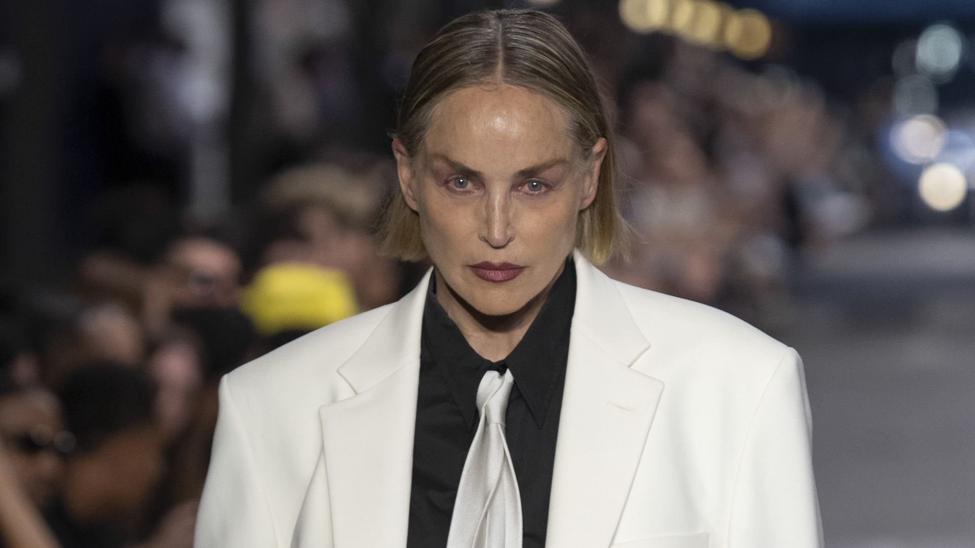 Sharon Stone, para Vetements durante la Semana de la Moda Masculina de París Primavera/Verano 2027