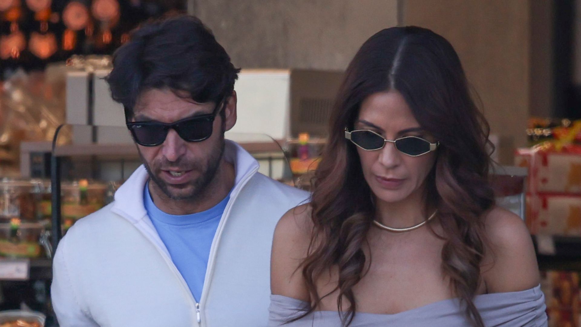 Cayetano Rivera, uno más en la familia de Tamara Gorro: comida con los abuelos y tarde de compras con sus hijos