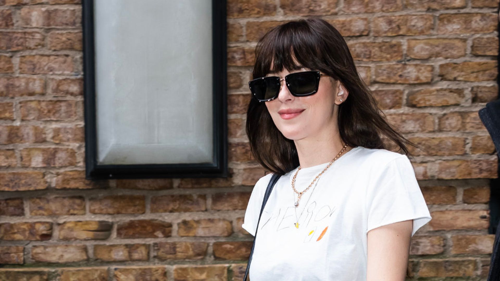 La combinación atemporal (y cómoda) con la que Dakota Johnson siempre crea looks todoterreno