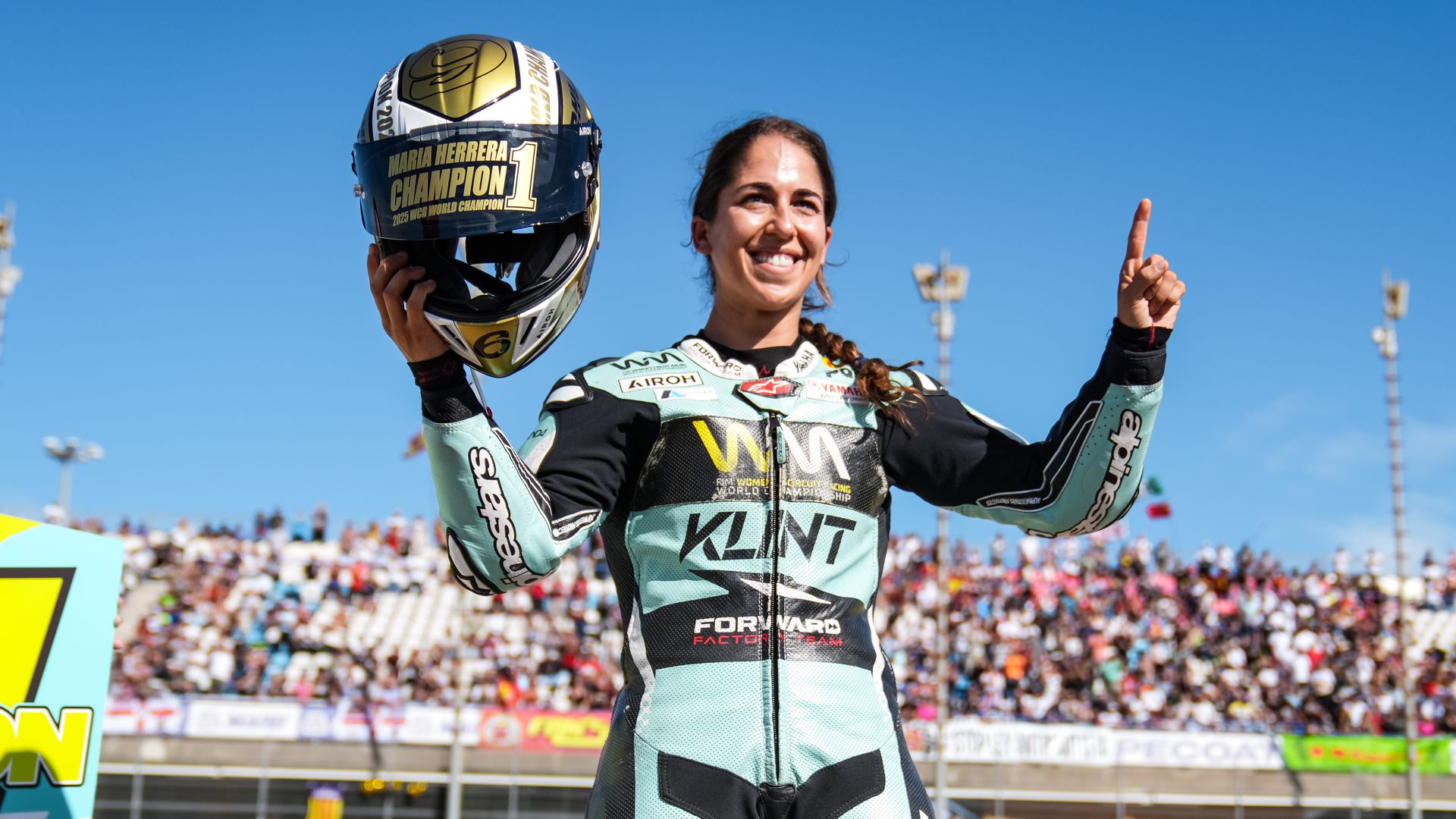 María Herrera posa junto al casco dorado tras ganar el campeonato mundial de motociclismo femenino