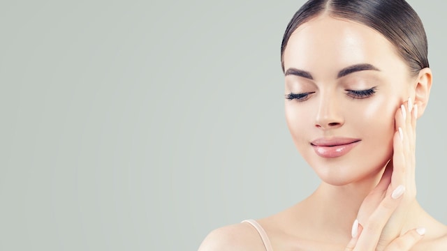 mujer joven disfrutando de un rostro resplandeciente tras su rutina de skincare
