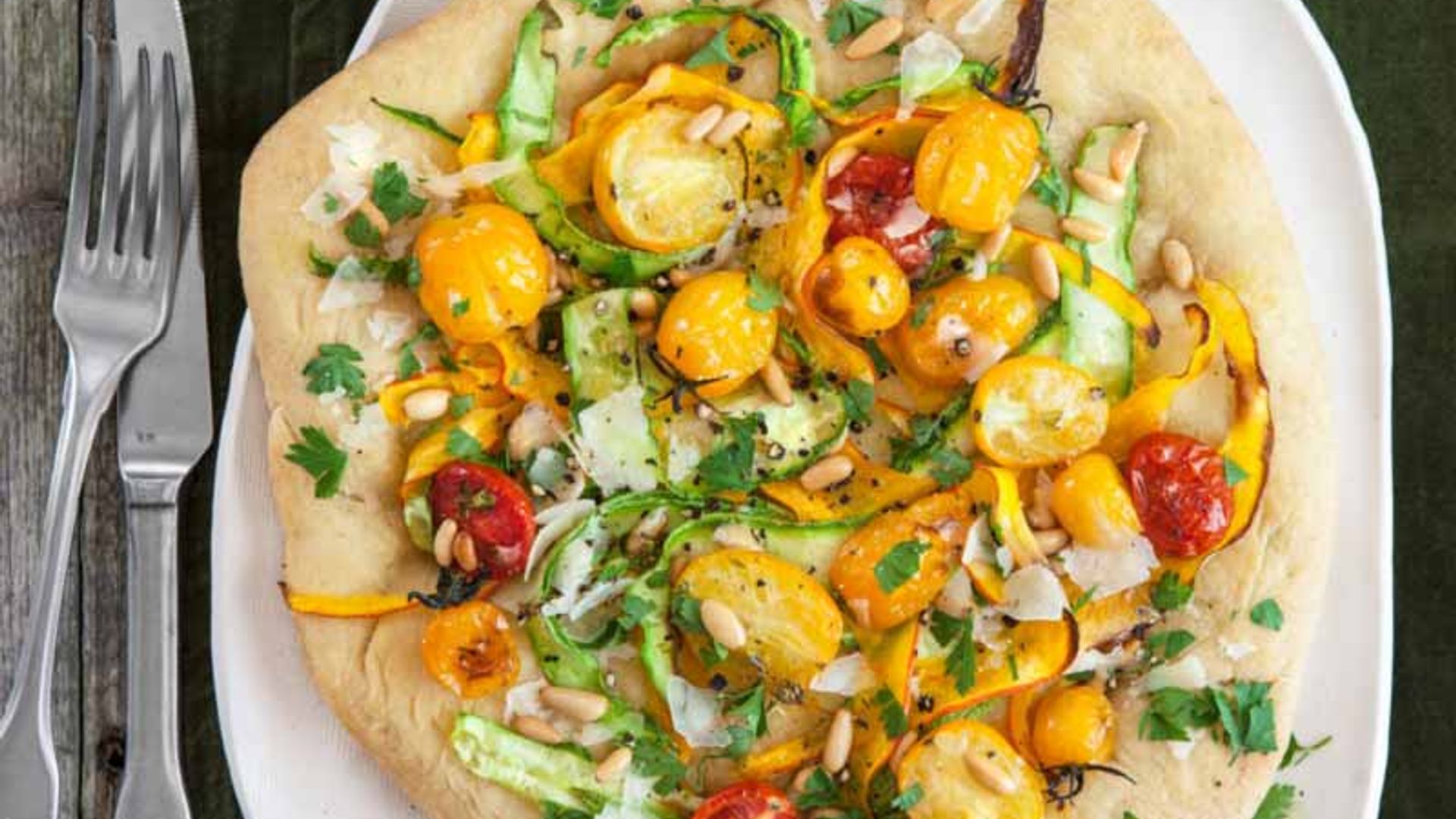'Focaccia' con tomates cherry, piñones, calabaza y calabacín