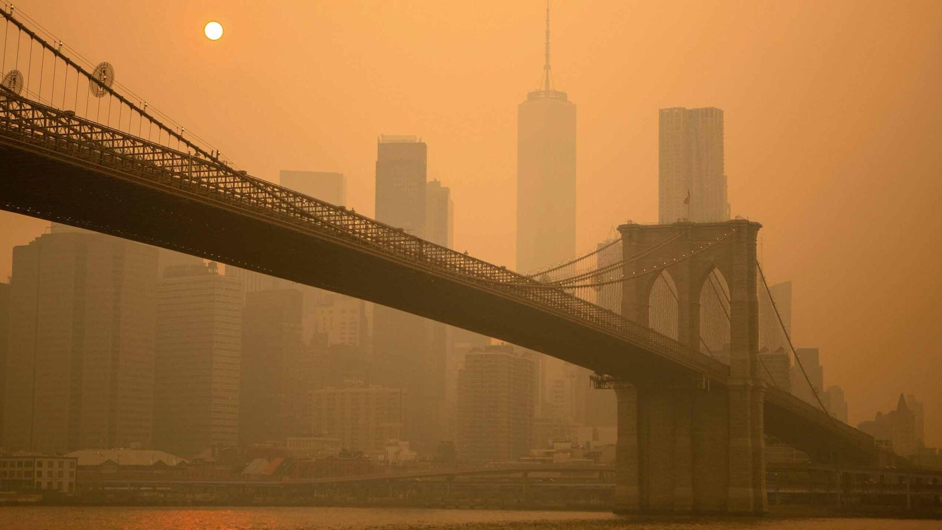 Un devastador incendio tiñe de naranja el cielo de Nueva York
