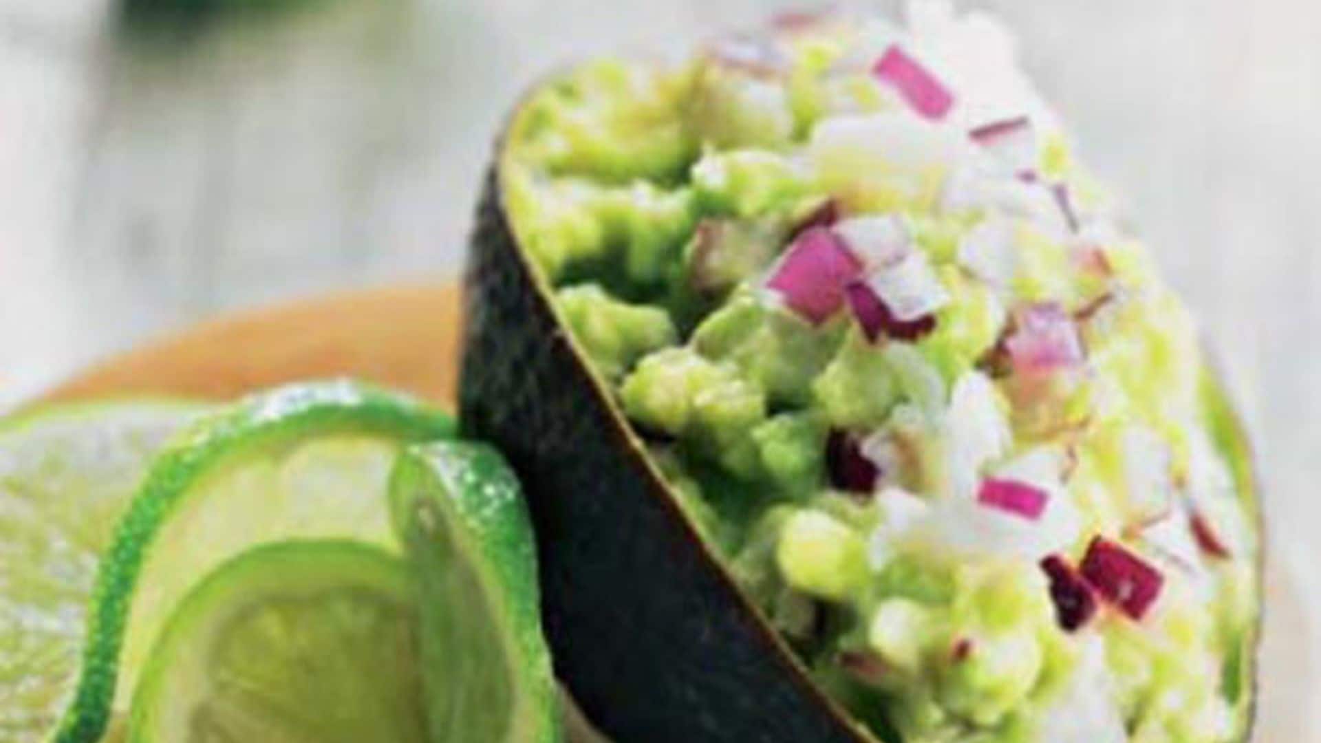 Aguacates rellenos de cebolla morada