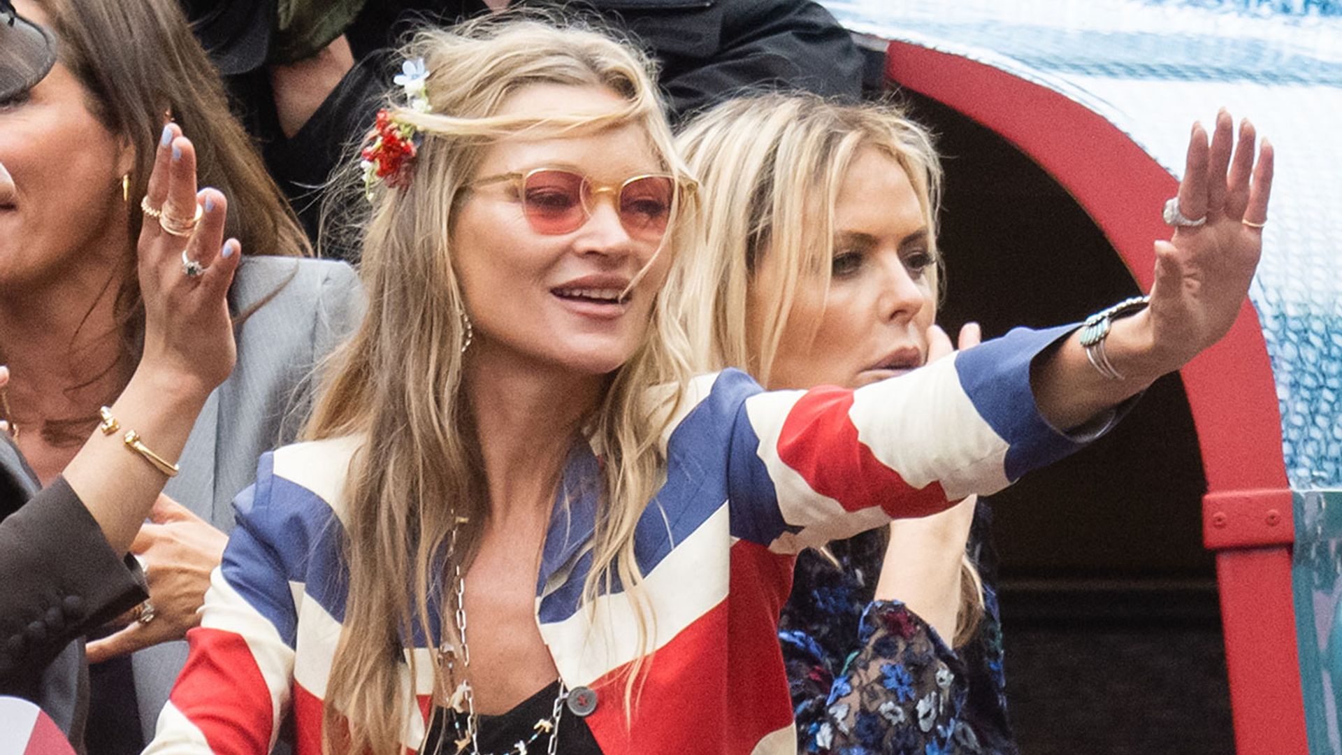 De las ondas de Kate Moss al 'space bun' de Hailey Bieber: los peinados de festival que no pasan de moda