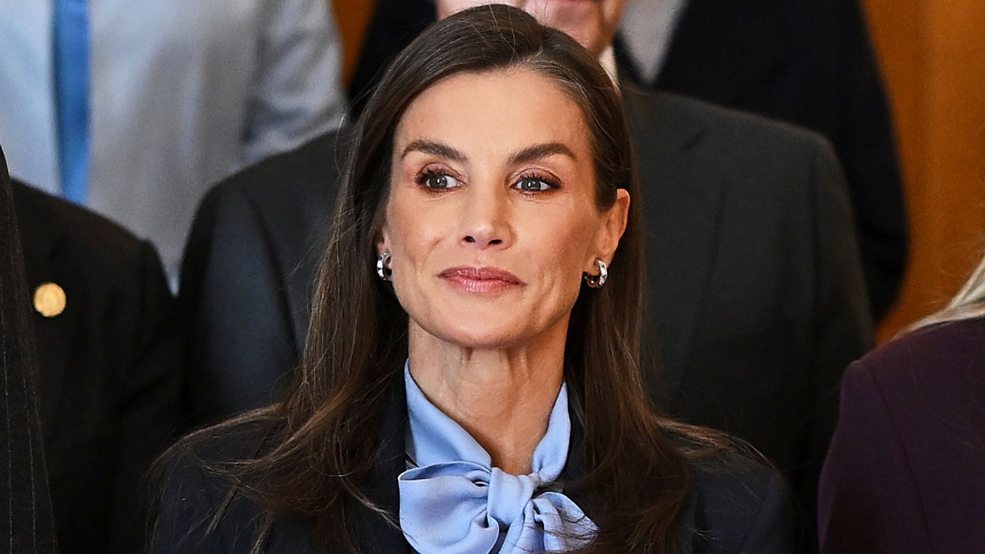 La reina Letizia moderniza en su ciudad natal uno de los looks más icónicos de Lady Di de los años 80