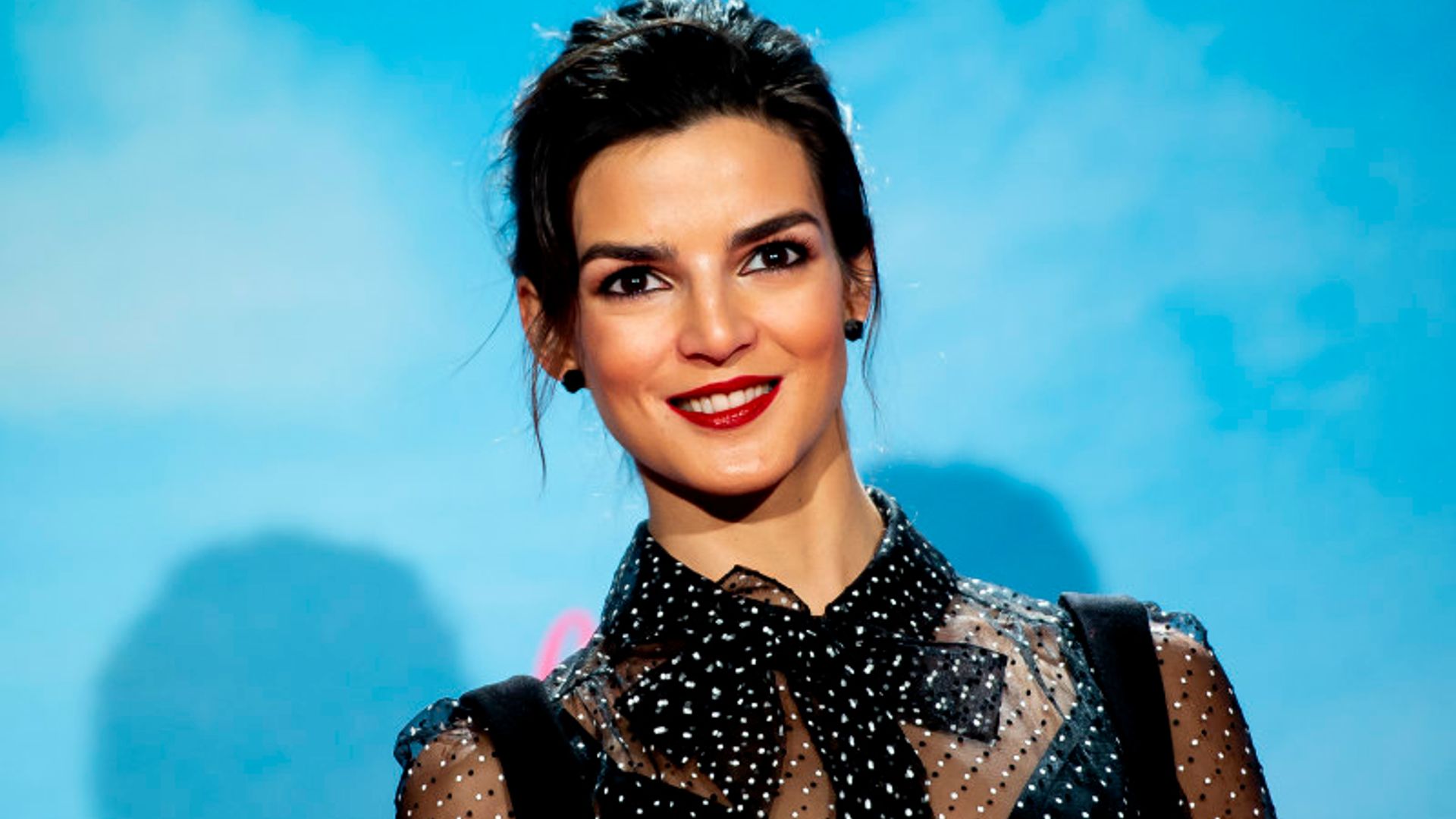 Clara Lago: la seducción se viste con transparencias y plumeti