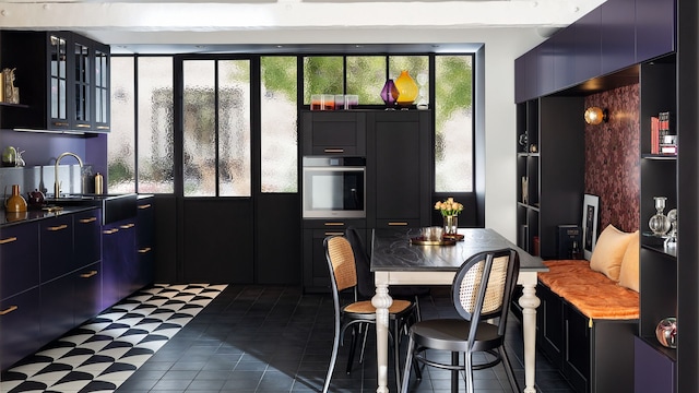 Cocina que integra comedor de diario y estar