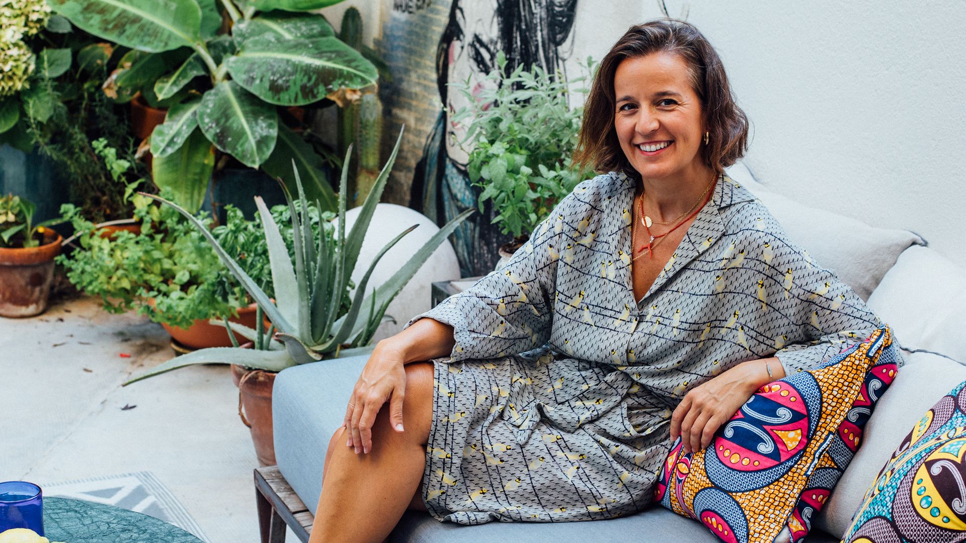 La interiorista Bárbara Aurell en el patio de su casa de Barcelona
