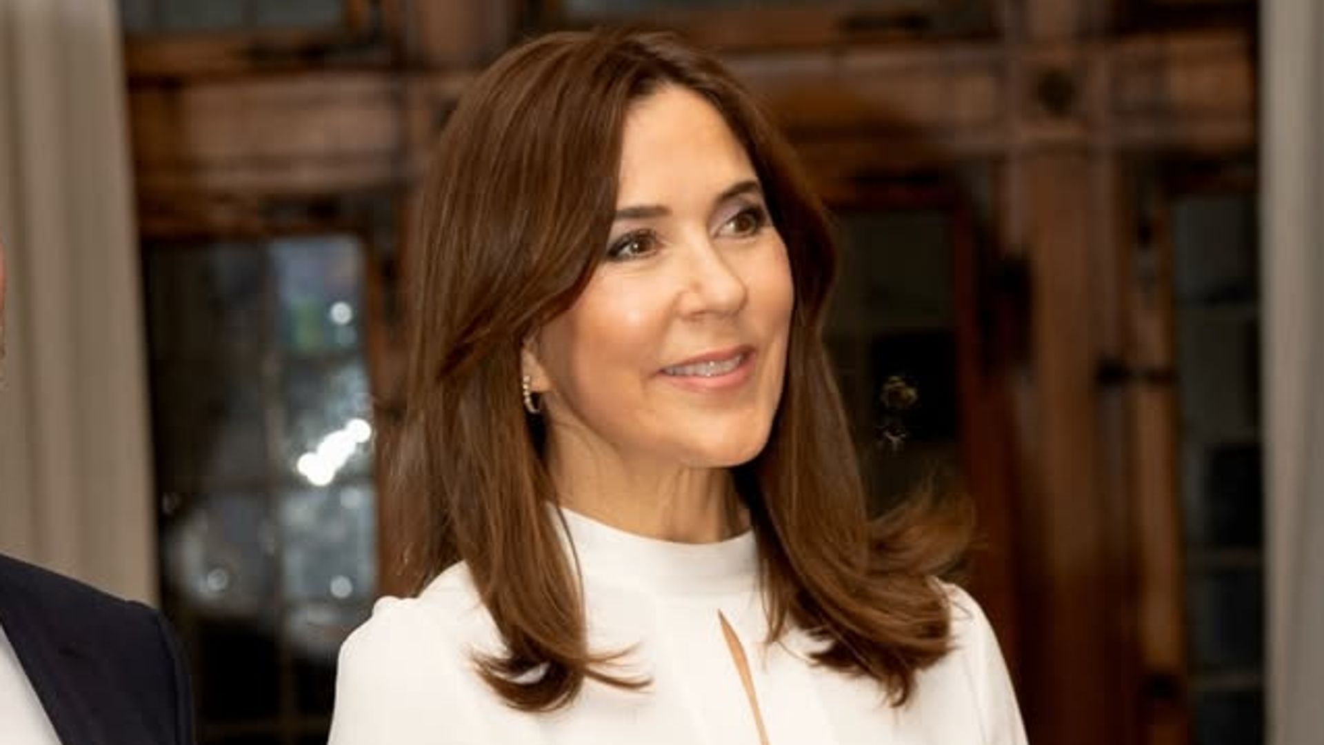 Mary de Dinamarca con un look muy "Letizia" en la cena de cónsules.