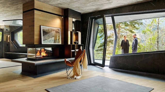 Salón con chimenea y ventanales