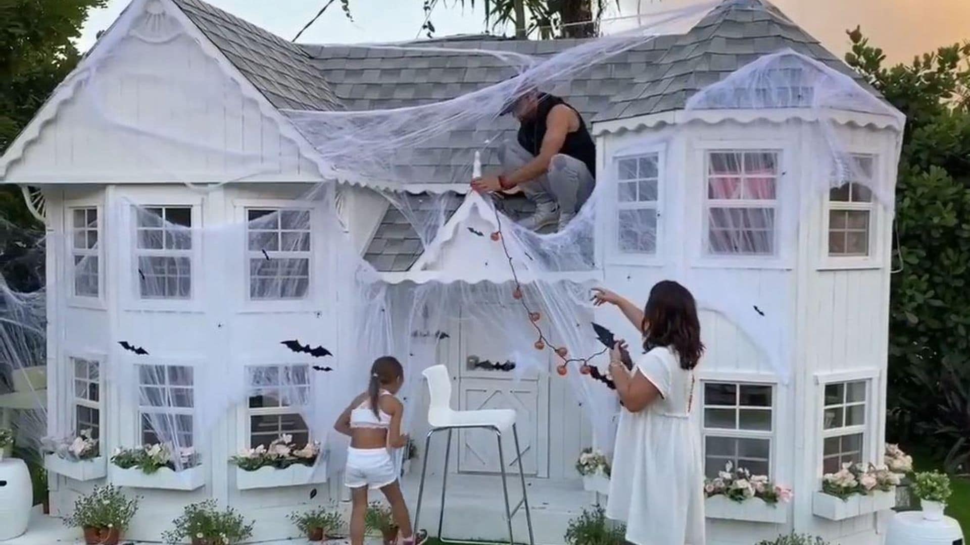 Adamari López y Toni Costa ponen el toque de Halloween en la casa de muñecas de Alaïa