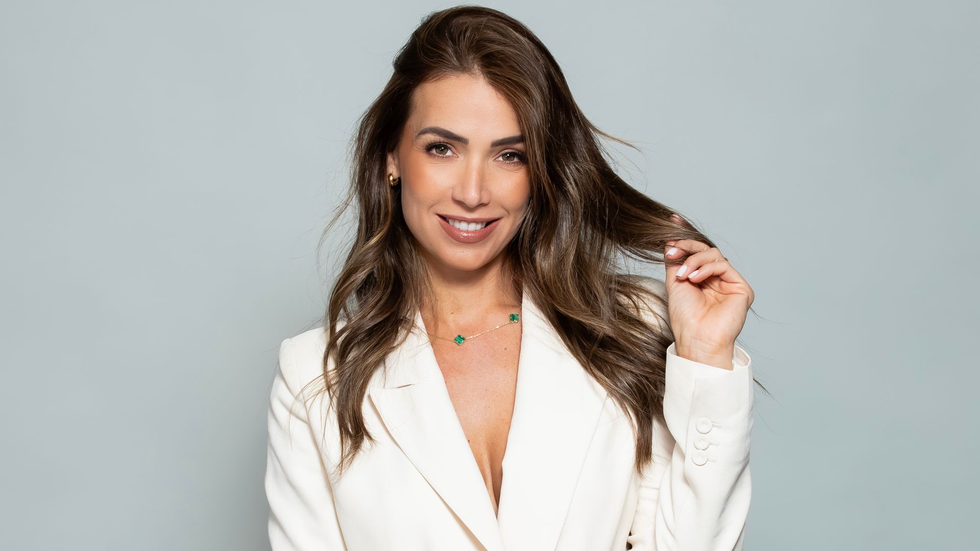 Alessandra ha lanzado una nueva colección de bolsos de su marca VA by Ale Villegas.|