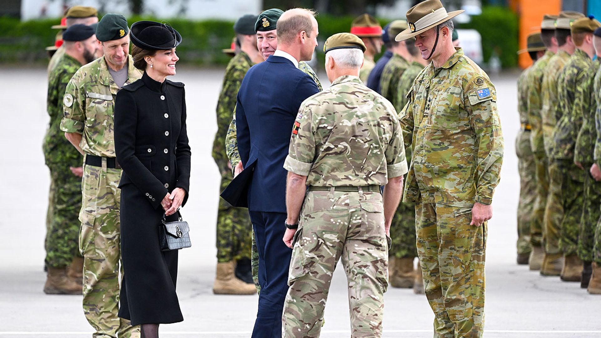 Los príncipes de Gales visitan a las tropas de la Commonwealth que participarán en el funeral de Isabel II