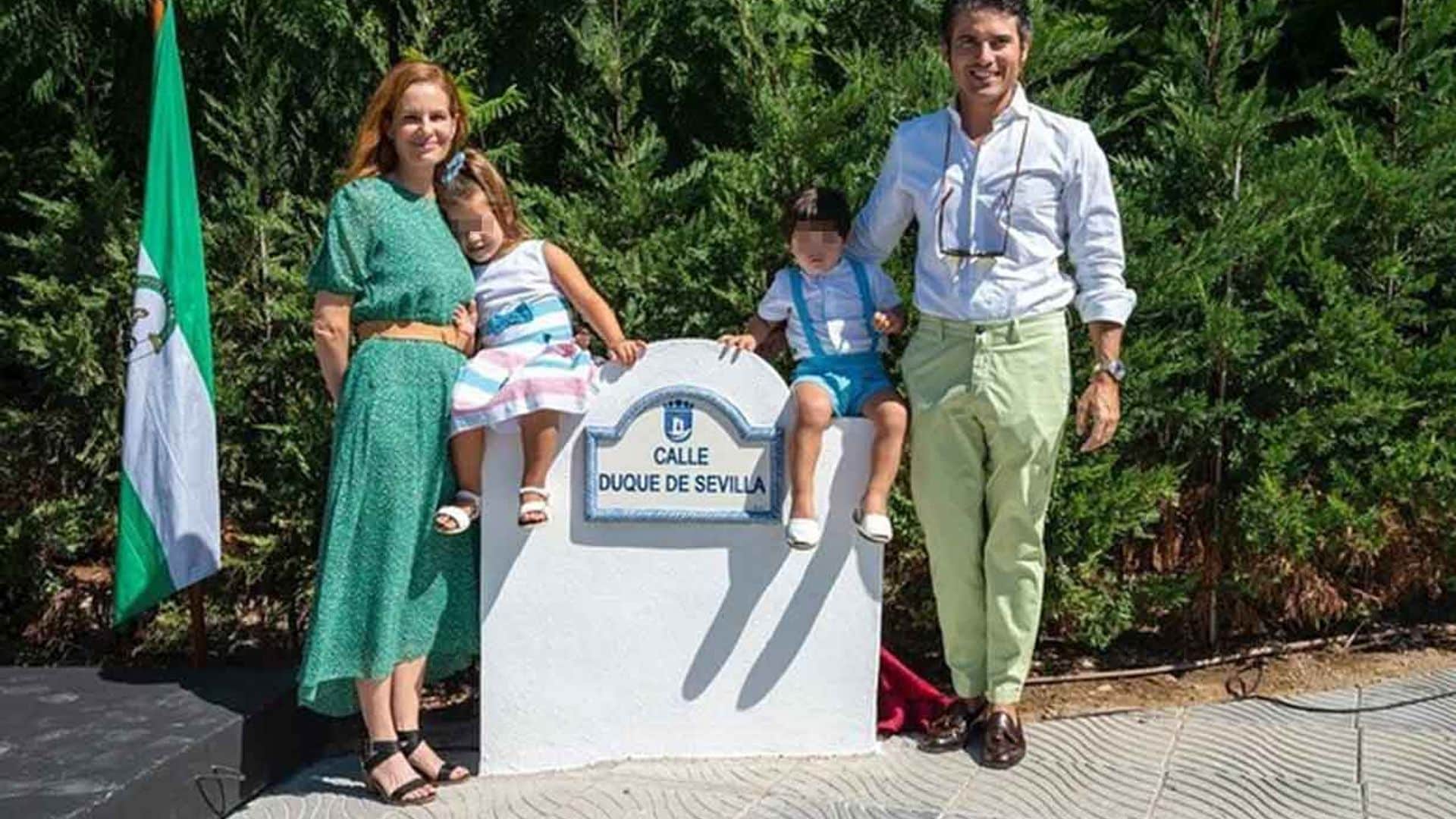 La emoción de Olivia de Borbón y Julián Porras-Figueroa en la calle que homenajea al padre de ella