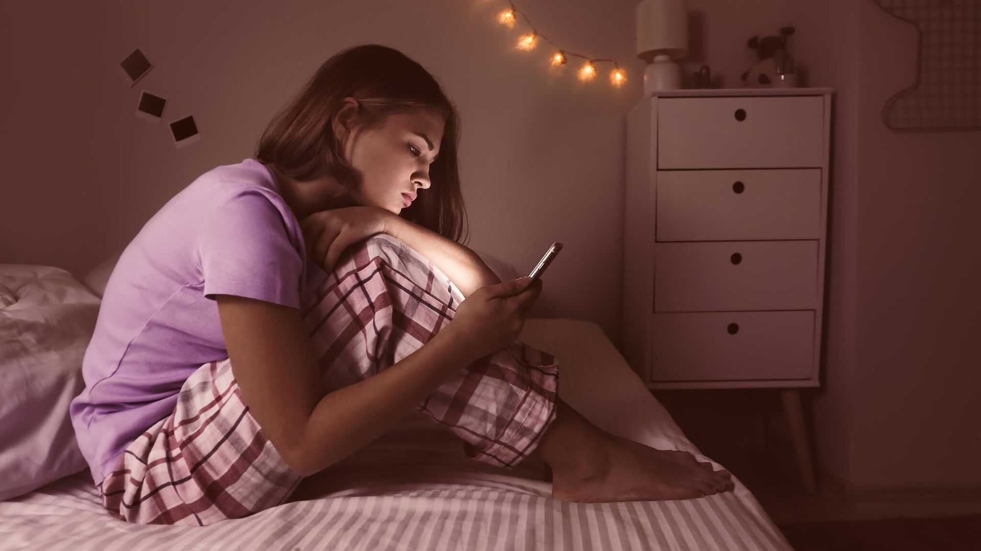 ¿Por qué dormir menos de 7 horas puede elevar el riesgo de esclerosis múltiple?