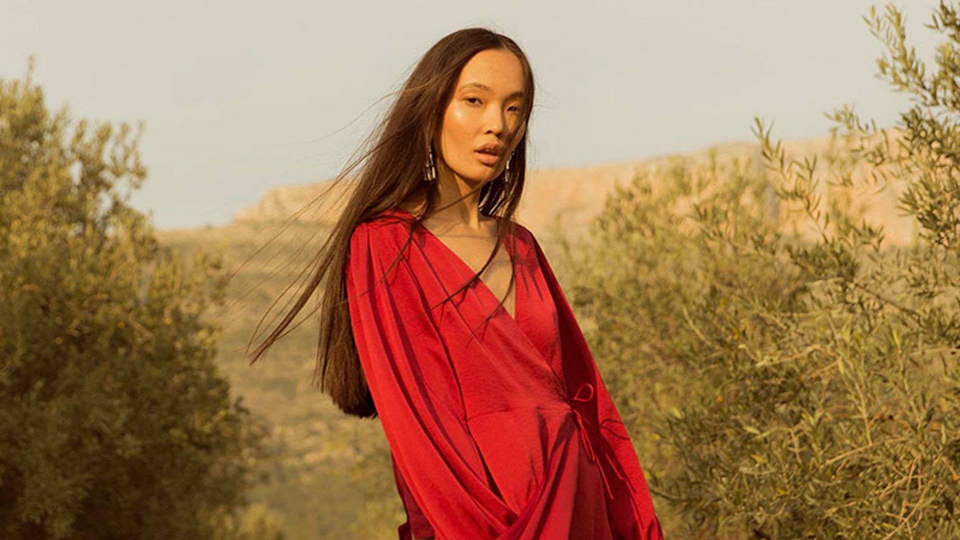 Cuando el 'slip dress' conoció al vestido 'wrap'