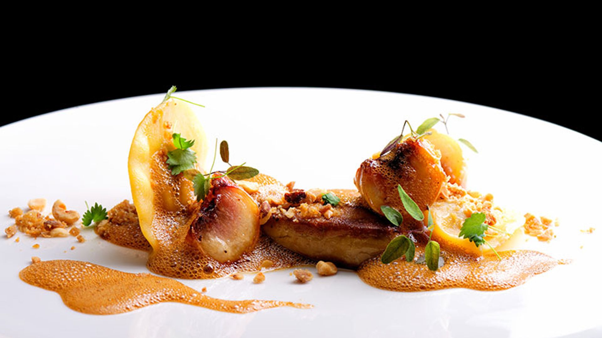 Foie a la plancha con ravioli de setas, manzana y aire de apio