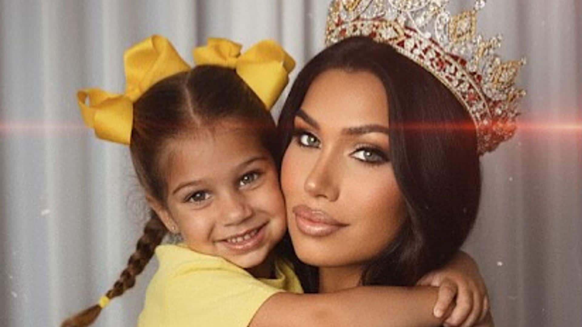 Lina Luaces con su yo más joven en una foto hecha con IA.