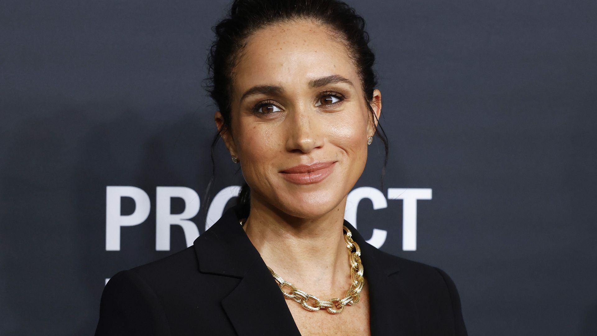 Meghan Markle, en su última cita: su look con 3 mensajes ocultos del que todos hablan