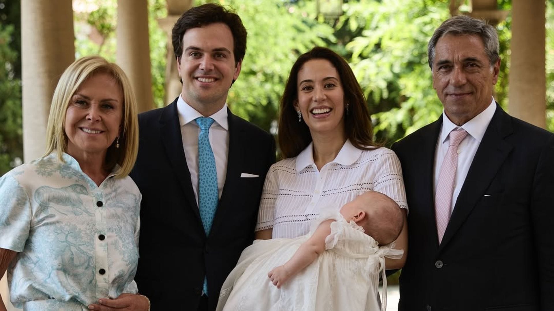 Rosa Clará diseña el faldón de cristianar para su nieta: "Ser abuela es una de las experiencias más emocionantes que he vivido"