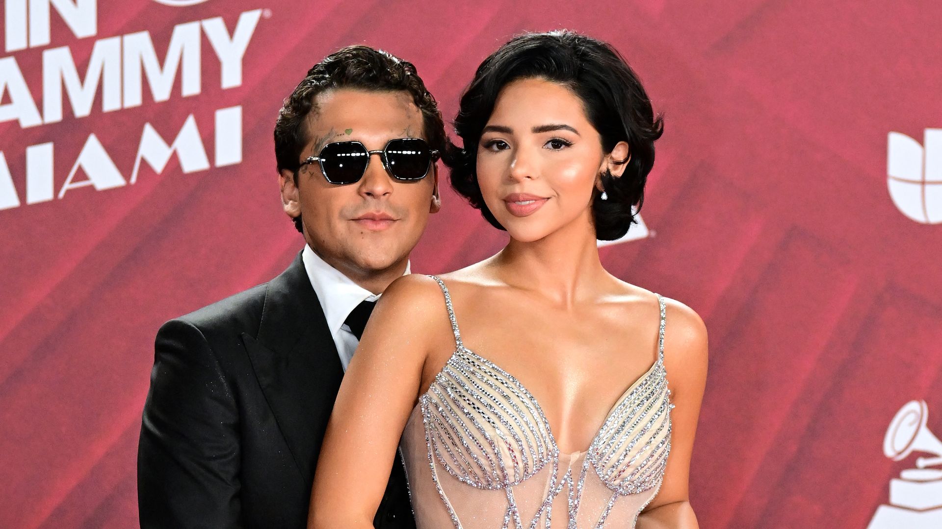 Christian Nodal derrocha amor por Ángela Aguilar, mientras la acompaña al salón de belleza