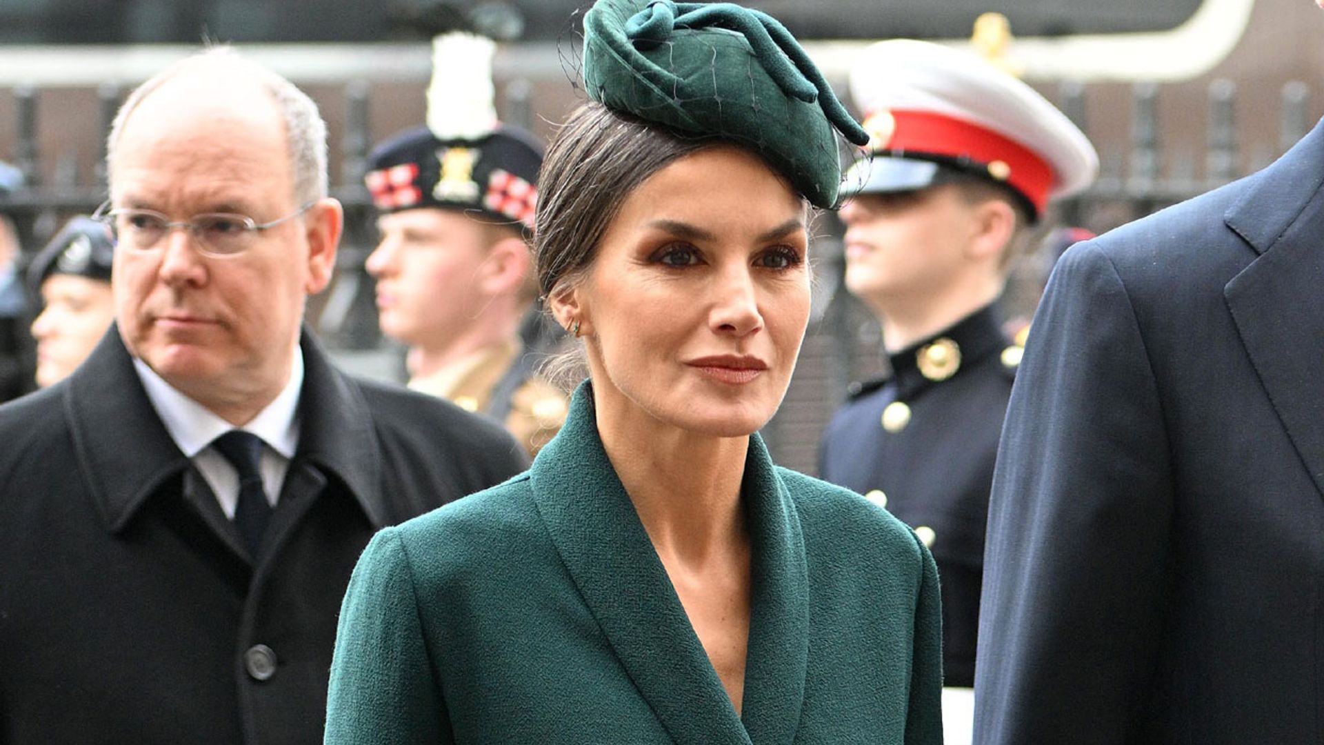 El homenaje de doña Letizia al duque de Edimburgo con su look más 'British'