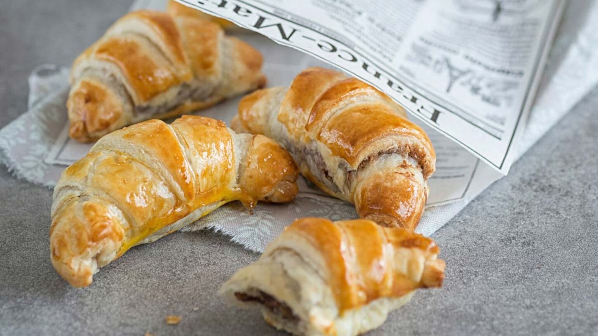 Mini 'croissants' rellenos de crema de chocolate y avellanas