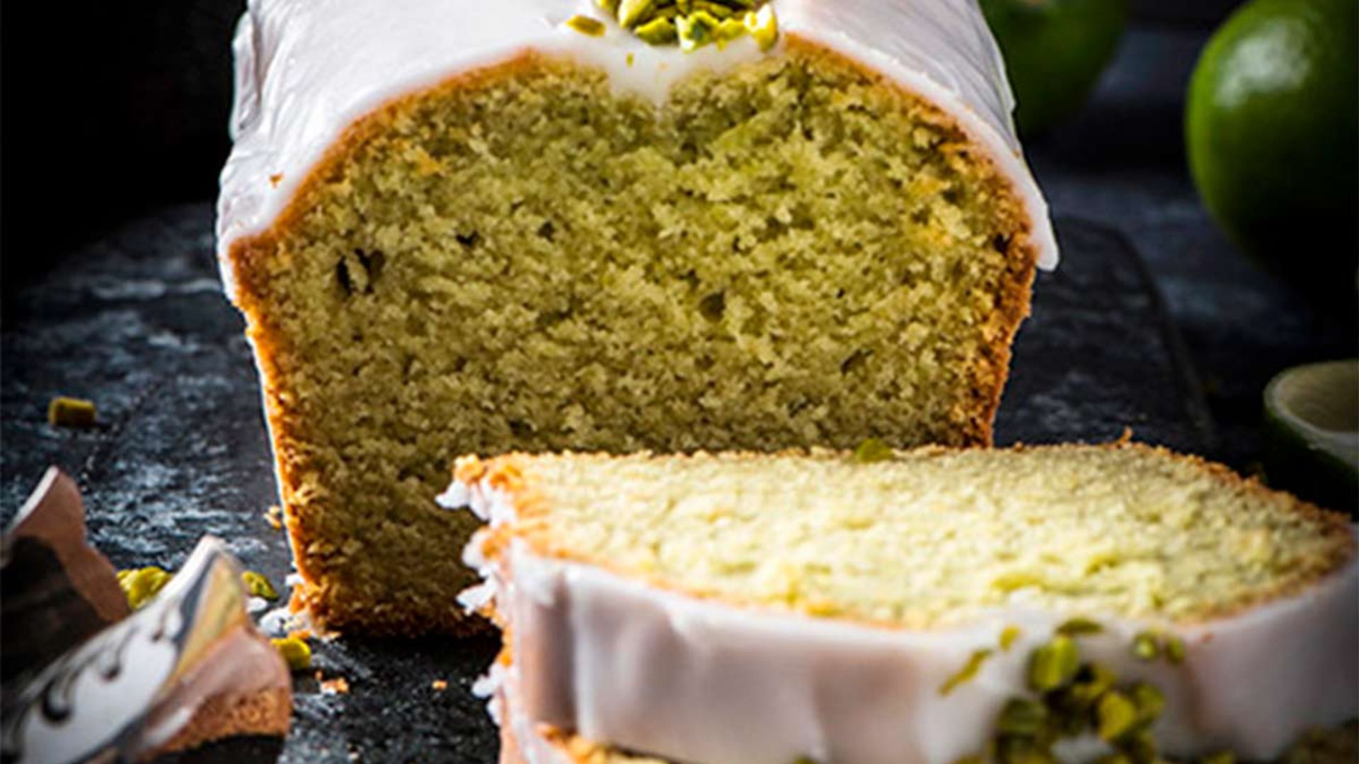 Bizcocho de aguacate con glaseado de lima y pistachos