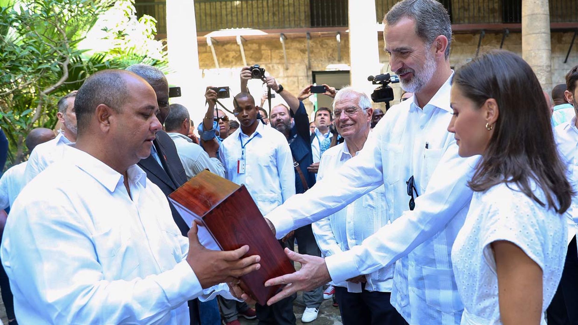 Una 'Giraldilla', un tapiz, una cruz... el intercambio de regalos de los Reyes en Cuba