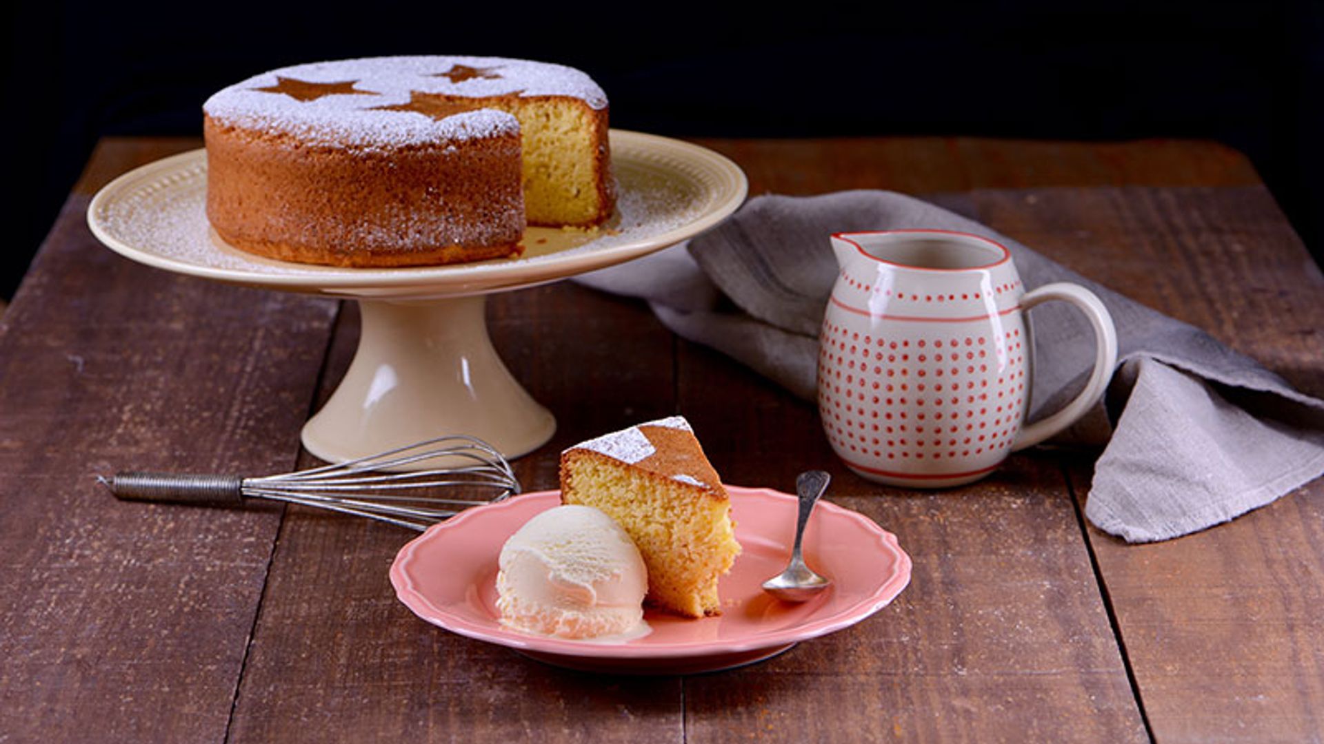 Tarta de almendras con helado