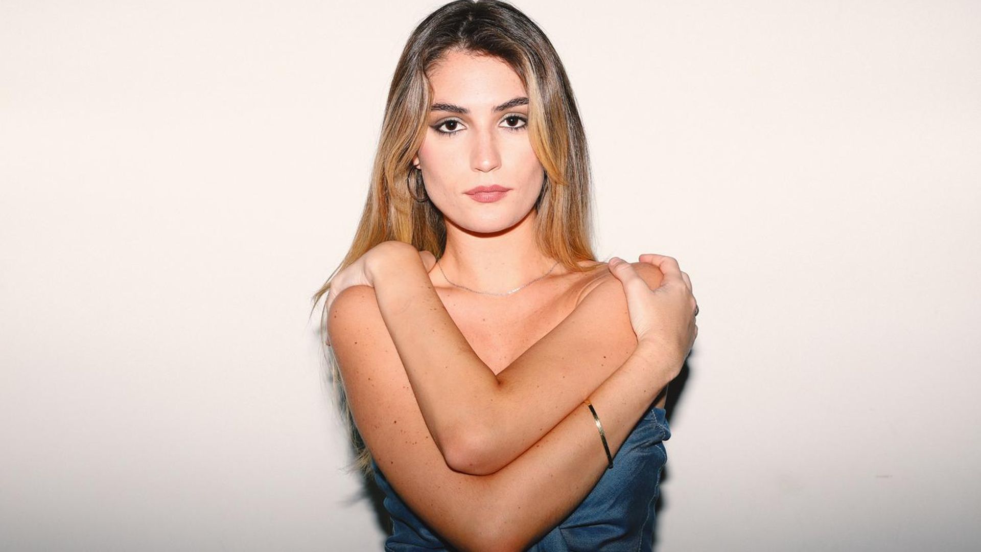 Alessandra Aguirre, el nuevo rostro del pop latino, nos cuenta los detalles de su sencillo ‘Contravía’