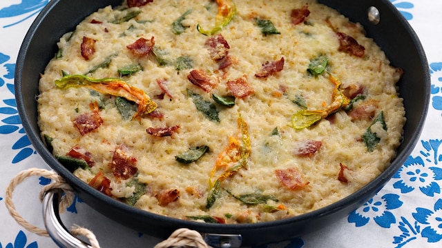arroz meloso con panceta ahumada vainas y flores de calabacin
