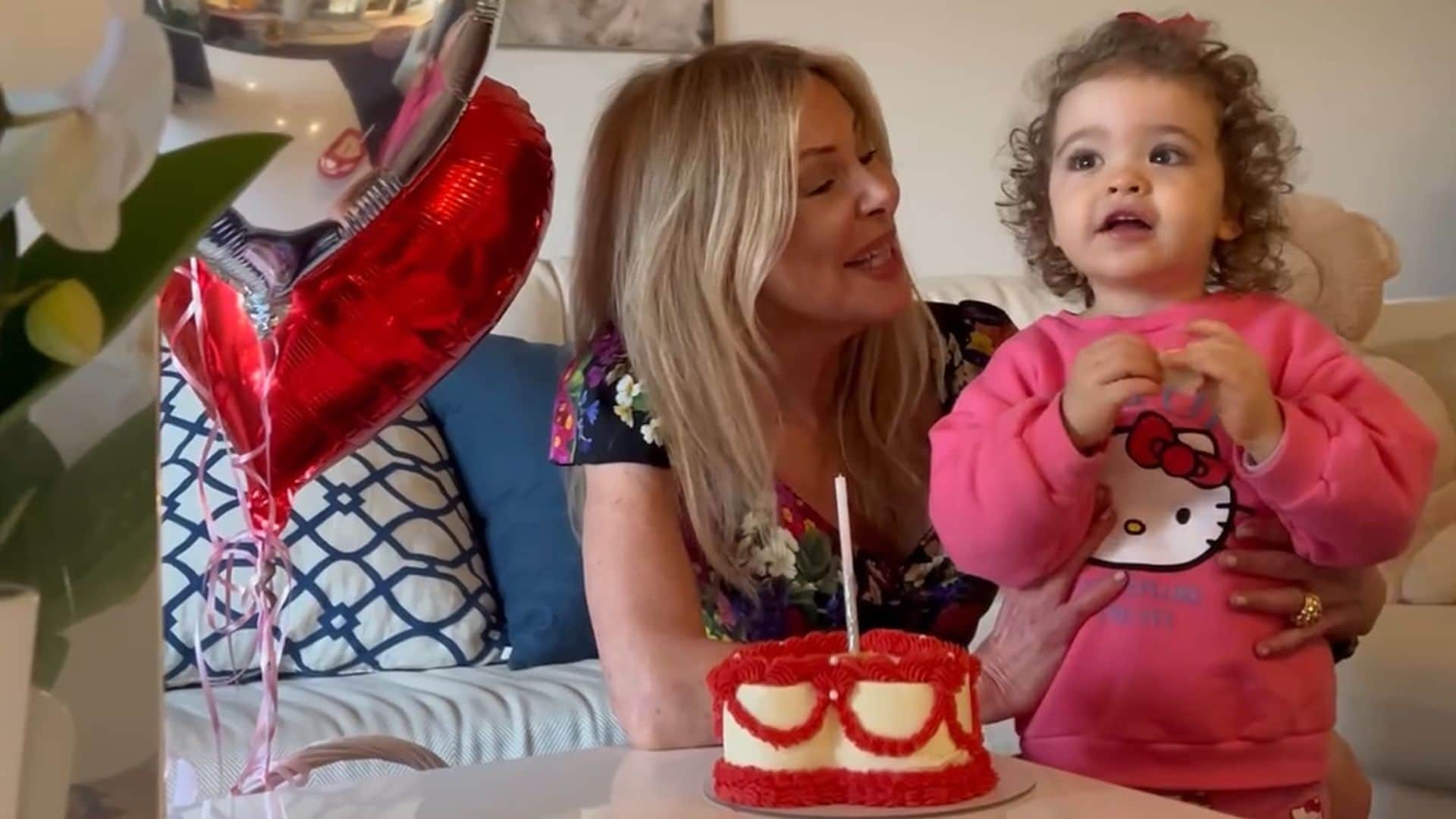 Rodeada de regalos, Anita, la nieta de Ana Obregón, celebra su segundo cumpleaños 