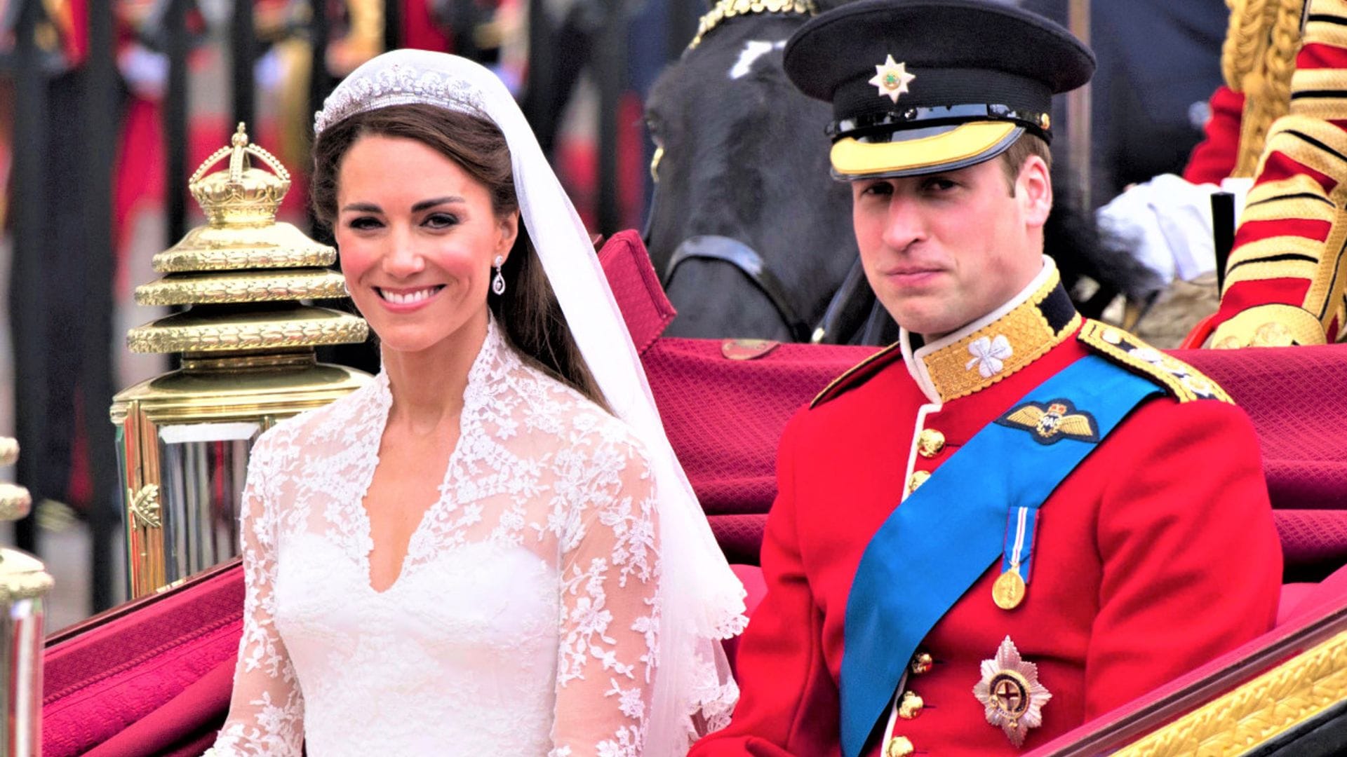 Los grandes momentos de la boda de los Príncipes de Gales: del apasionado beso en el balcón al espectacular traje de la novia
