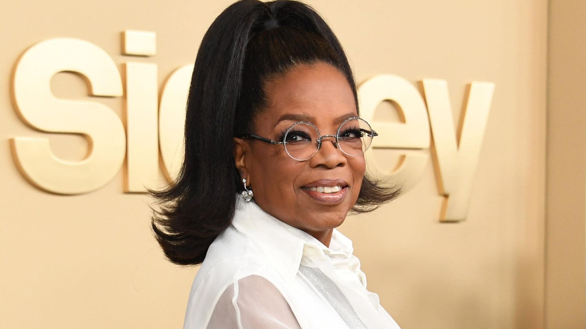 Revelan que Oprah Winfrey fue hospitalizada por un grave problema de salud
