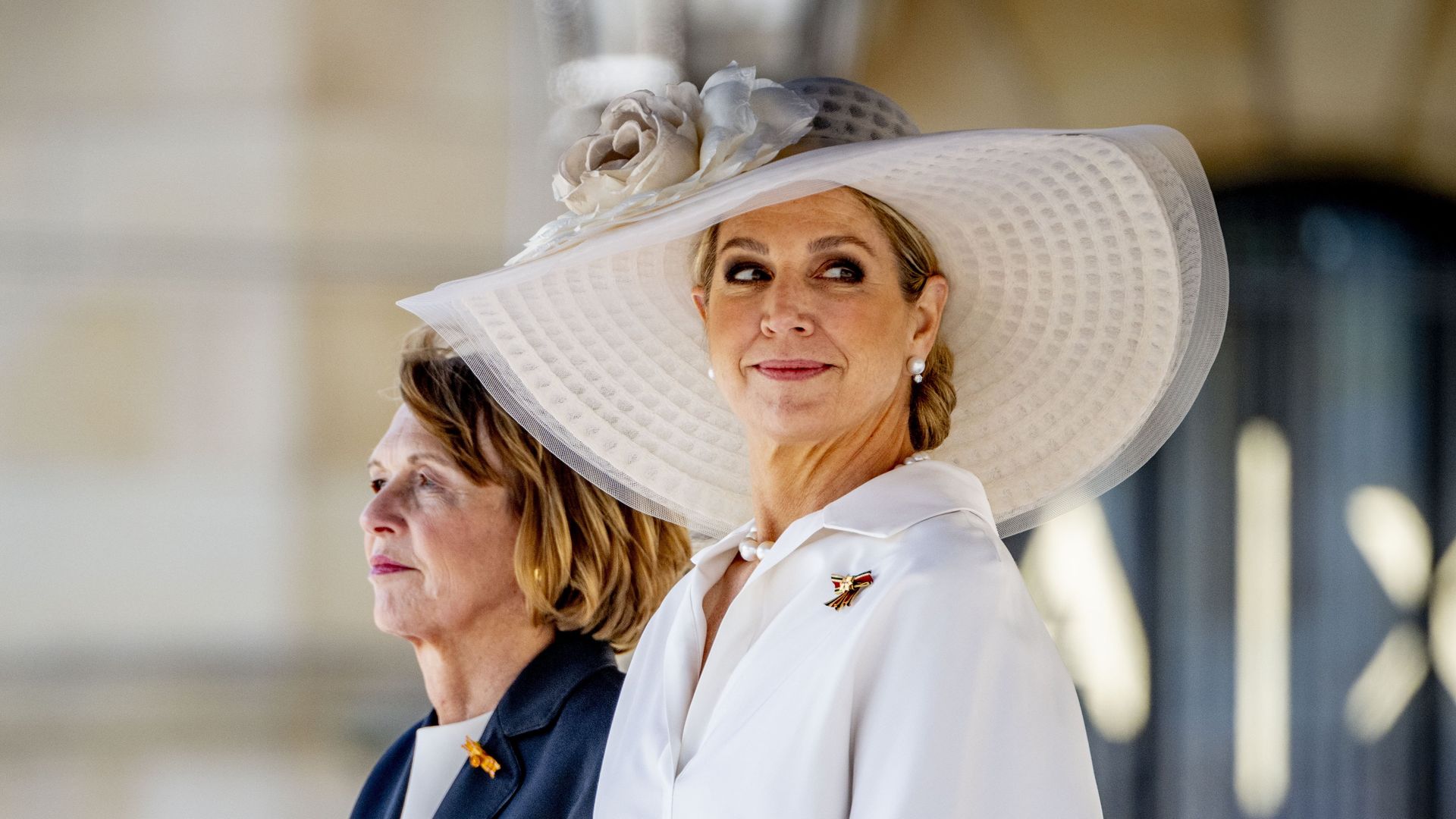 Máxima de Holanda, junto a Elke Büdenbender, deslumbra con un espectacular look de primavera: pamela XL y flores que acaparan todas las miradas