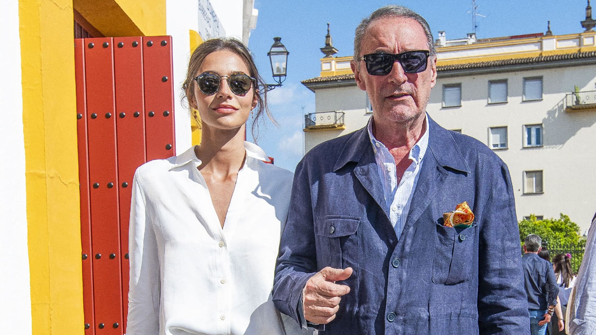 Tras ser la más elegante de la Feria de abril, Rocío Crusset reaparece con básicos en Sevilla