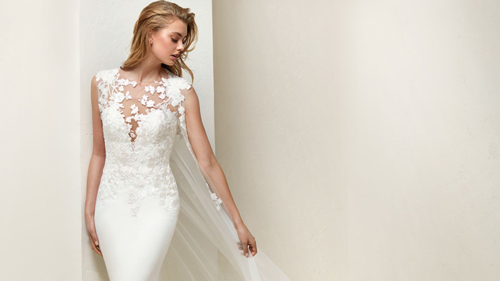 Déjate envolver por la magia de los vestidos con escote ilusión de Pronovias